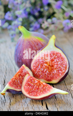 Fichi freschi sul tavolo di legno Foto Stock