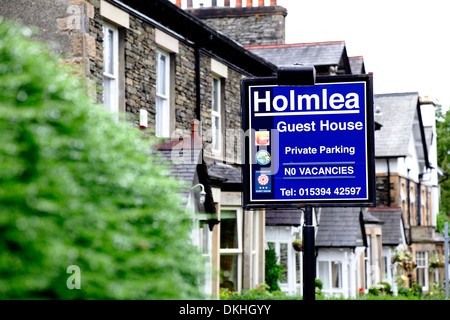 Holmlea Guest House segno con No Vacancies, Kendal Road, Lake District, Cumbria, Inghilterra, Regno Unito Foto Stock