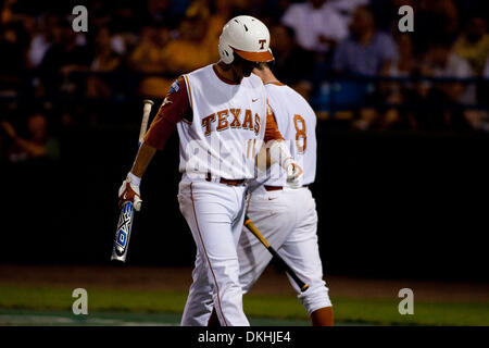 Giugno 22, 2009 - Omaha, Nebraska, Stati Uniti - 22 Giugno 2009: Texas' Brandon Loy #11 hanno colpito nel XI per il primo out. Texas' Tim Maitland #8 va fino a bat e colpisce anche in Campionato Finale il gioco 1 del 2009 College World Series a Rosenblatt Stadium, Omaha, Nebraska. (Credito Immagine: © Southcreek globale/ZUMApress.com) Foto Stock