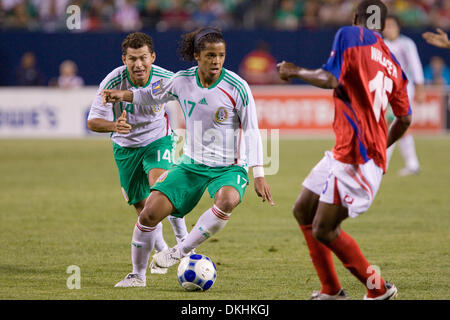 Luglio 23, 2009 - Chicago, Illinois, Stati Uniti d'America - 23 Luglio 2009: il Messico di Giovani Dos Santos controlla la sfera contro la Costa Rica durante il loro gioco alla semifinale della CONCACAF Gold Cup al Soldier Field di Chicago. (Credito Immagine: © Southcreek globale/ZUMApress.com) Foto Stock