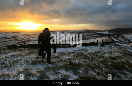 Flash, Staffordshire, Regno Unito. Il 6 dicembre 2013. Dopo una notte di neve, alba rompe su Flash, Staffordshire, il villaggio più alto in Inghilterra, girando la congelati Peak District in una golden snowscape. Credito: Joanne Roberts/Alamy Live News Foto Stock