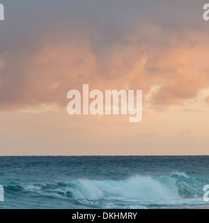 Le onde dello oceano al tramonto, spiaggia sabbiosa, Hawaii Kai, Honolulu Oahu, Hawaii, STATI UNITI D'AMERICA Foto Stock