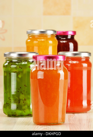 Composizione con vasetti di marmellate fruttato in cucina Foto Stock