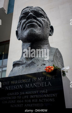 Londra 6 Dicembre 2013: omaggi versare nel ex leader sudafricano e anti-apartheid ANC diruttori Nelson Mandela, che è morto di età compresa tra i 95. Mandela ha realizzato molti amici in Gran Bretagna, visitare molte volte - e molti attivisti sono stati esiliati nel regno Unito durante il 60s. Egli ha sollevato la consapevolezza e i fondi per la sua politica di lotta contro il regime razzista troppo, poi come Presidente dopo 27 anni di reclusione. Credito: Richard Baker / Alamy Live News. Foto Stock