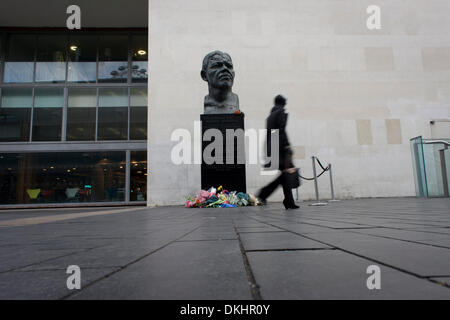 Londra 6 Dicembre 2013: omaggi versare nel ex leader sudafricano e anti-apartheid ANC diruttori Nelson Mandela, che è morto di età compresa tra i 95. Mandela ha realizzato molti amici in Gran Bretagna, visitare molte volte - e molti attivisti sono stati esiliati nel regno Unito durante il 60s. Egli ha sollevato la consapevolezza e i fondi per la sua politica di lotta contro il regime razzista troppo, poi come Presidente dopo 27 anni di reclusione. Credito: Richard Baker / Alamy Live News. Foto Stock