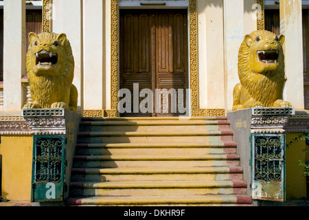 Due bellissime statue lion grazia l'entrata di una pagoda in un tempio buddista di Battambang, Cambogia. Foto Stock