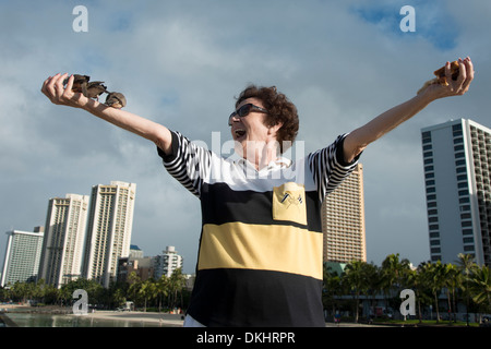 Donna piccioni di alimentazione sulla spiaggia di Waikiki, Diamond Head Kapahulu, Honolulu Oahu, Hawaii, STATI UNITI D'AMERICA Foto Stock