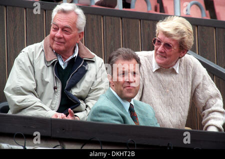 Ceca giocatore di tennis Ivan Lendl genitori Jiri Lendl (sinistra) e Olga Lendlova e Jan Kodes (anteriore) Guarda il Davis Cup Match Repubblica Ceca vs. Zimbabwe, Praga, Repubblica ceca, 22 settembre 1995. (CTK foto/Michal Dolezal) Foto Stock