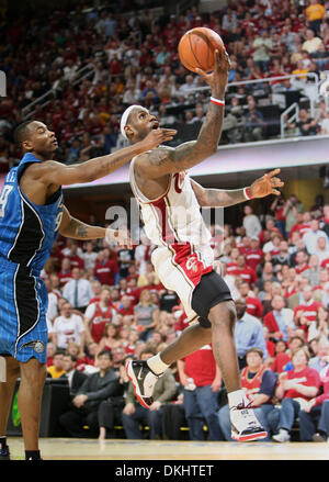 22 maggio 2009 - Cleveland, Ohio, Stati Uniti - Inoltro di Cleveland LEBRON JAMES (23) aziona passato avanti Orlando RASHARD LEWIS (9) durante la Cavaliers' 107-106 perdita per la magia in gioco uno dei finali orientali di congresso a dall'Arena Quicken Loans. (Credito Immagine: © Gary W. verde/sentinella di Orlando/ZUMAPRESS.com) Foto Stock