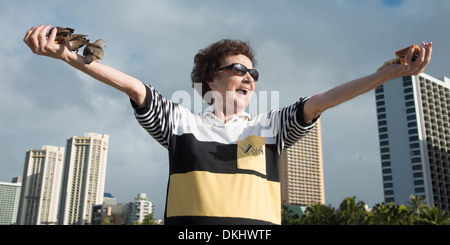 Donna con piccioni su di lei le braccia tese, Waikiki, Diamond Head Kapahulu, Honolulu Oahu, Hawaii, STATI UNITI D'AMERICA Foto Stock