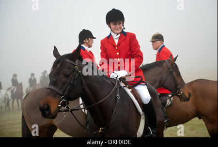 26 nov 2009 - pini del sud, North Carolina, Stati Uniti d'America - Huntsman Codie Hayes, centro attende tutti gli altri cacciatori per raccogliere prima di iniziare la contea di Moore Hounds fox hunt la Giornata del Ringraziamento a Campo Hobby nel sud di pini, North Carolina. Quest'anno, 17-anno-vecchio Hayes a gradini quando il solito huntsman, suo nonno Jody Murtagh, è stato ferito in una caduta e non potrebbe ride. Il Mo Foto Stock