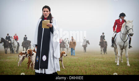 26 nov 2009 - pini del sud, North Carolina, Stati Uniti d'America - Rev. Meaghan Kelly benedice i segugi prima dell' inizio della contea di Moore Hounds fox hunt in campo Hobby nel sud di pini, North Carolina. La Contea di Moore Hounds fox hunt è stata una tradizione in Pini del Sud dal 1914, quando la contea di Moore Hounds sono state fondate da nipoti di James Boyd, un acciaio e magnate ferroviario dal PE Foto Stock