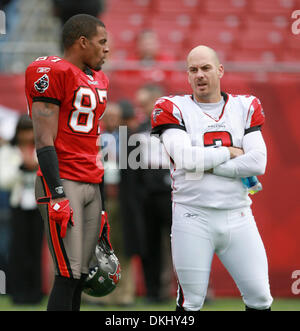 Gen 03, 2010 - Tampa, FL, Stati Uniti d'America - JAMES BORCHUCK | Orari.TP 316731 BORC bucs (01/03/10) Brian Clark (87) colloqui con ex Buc kicker Matt Bryant, (3) prima Il Buccaneers partita contro i falchi al Raymond James Stadium Domenica. [JAMES BORCHUCK, volte] (credito Immagine: © San Pietroburgo volte/ZUMApress.com) Foto Stock