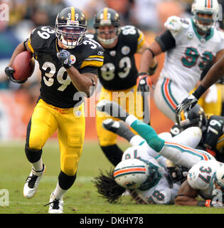 Gen 03, 2010 - giardini di Miami, Florida, Stati Uniti d'America - Miami Gardens ---finsrd03j---Delfini di Miami ospitano i Pittsburgh Steelers al Land Shark Stadium. Nella seconda metà di Pittsburgh, running back Willie Parker guadagni cantieri di Nizza come egli lascia più delfini nella sua scia. Robert Duyos, Sun Sentinel (credito Immagine: © Sun-Sentinel/ZUMApress.com) Foto Stock