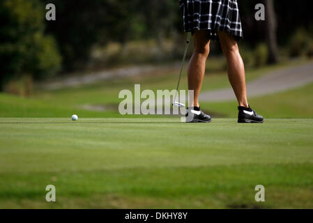 DOUGLAS R. CLIFFORD | Orari.NP 314924 CLIF Golf 13 Sabato (11/21/2009) Palm Harbor Nancy Scranton putts al decimo sabato verde mentre competere nel primo round del LPGA Tour leggende Open Championship a Innisbrook Isola del corso in Palm Harbor. [Douglas R. Clifford, volte] (credito Immagine: © San Pietroburgo volte/ZUMApress.com) Foto Stock