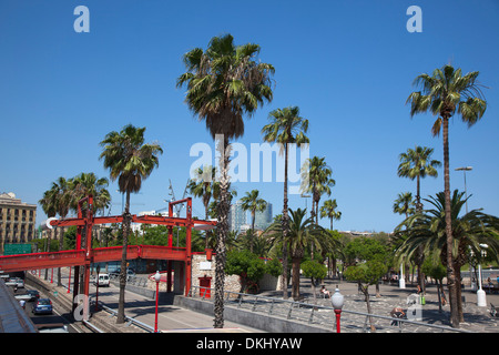 In Spagna, in Catalogna, Barcellona, El Barri Gotic, rosso ponte pedonale su Rhonda del Litoral. Foto Stock