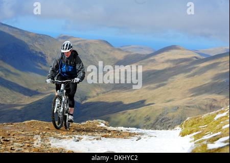Un mountain biker cavalca il Llanberis percorso verso la cima di Mount Snowdon nel Parco Nazionale di Snowdonia. Foto Stock