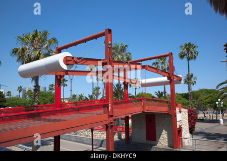 In Spagna, in Catalogna, Barcellona, El Barri Gotic, rosso ponte pedonale su Rhonda del Litoral. Foto Stock