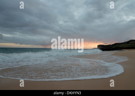 Surf sulla spiaggia al tramonto, spiaggia sabbiosa, Hawaii Kai, Honolulu Oahu, Hawaii, STATI UNITI D'AMERICA Foto Stock