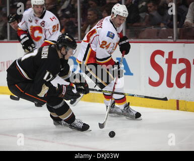 23 nov. 2009 - Anaheim, California, Stati Uniti d'America - Calgary Flames, centro, Craig Conroy #24 porta il puck pass Anaheim Ducks, centro, Petteri Nokelainen #17 durante la fase di azione del NHL all'Honda Center il 23 novembre 2009 ad Anaheim, in California. (Credito Immagine: © Mark Samala/ZUMA Press) Foto Stock