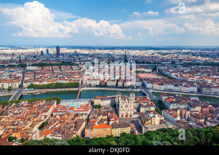 La più famosa vista di Lione e dalla cattedrale di Notre Dame de Fourviere Basilica Foto Stock
