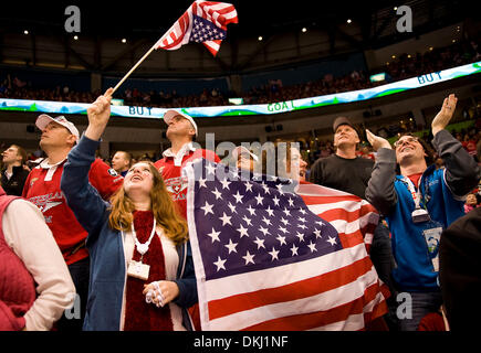 Febbraio 24, 2010 - Vancouver, British Columbia, Canada - Olimpiadi maschile di hockey - Ventilatori celebrare USA il traguardo in Svizzera durante i play-off Quarti di Finale maschile di hockey a Olimpiadi Invernali 2010 il 24 febbraio 2010 a Vancouver, British Columbia. (Credito Immagine: © Paul Kitagaki Jr./ZUMApress.com) Foto Stock