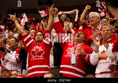 Febbraio 24, 2010 - Vancouver, British Columbia, Canada - Olimpiadi maschile di hockey - Canada il fans allietare il loro team dopo il loro obiettivo di punteggio sulla Russia In i play-off Quarti di Finale maschile di hockey a Olimpiadi Invernali 2010 il 24 febbraio 2010 a Vancouver, British Columbia. (Credito Immagine: © Paul Kitagaki Jr./ZUMApress.com) Foto Stock