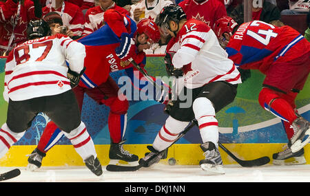 Febbraio 24, 2010 - Vancouver, British Columbia, Canada - Olimpiadi maschile di hockey - Canada's Jarome Iginlaas (12) battaglia per puck alla Russia Dmitri Kalinin (7) nei play-off Quarti di Finale maschile di hockey a Olimpiadi Invernali 2010 il 24 febbraio 2010 a Vancouver, British Columbia. (Credito Immagine: © Paul Kitagaki Jr./ZUMApress.com) Foto Stock