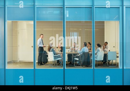 La gente di affari di parlare in riunione Foto Stock