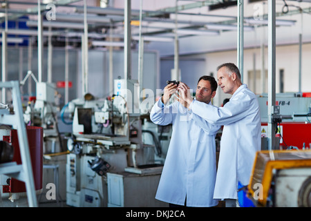 Gli scienziati che lavorano in laboratorio Foto Stock