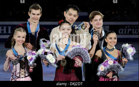 Tokyo, Giappone. 6 dicembre, 2013. Yu Xiaoyu (C) anteriore e Jin Yang (C) posteriore della Cina, Maria Vigalova (L, anteriore) e Egor Zakroev (L,) posteriore della Russia, e Lina Fedorova (R) anteriore e Maxim Miroshkin (R) posteriore della Russia posano per una foto durante la cerimonia di premiazione per junior coppie all'ISU Grand Prix di Pattinaggio di Figura finale a Fukuoka, Giappone, 6 dicembre 2013. Yu Xiaoyu e Jin Yang ha vinto la medaglia d'oro mentre Vigalova e Zakroev e Fedorova e Miroshkin risolta per l'argento e il bronzo separatamente. Credito: Stringer/Xinhua/Alamy Live News Foto Stock