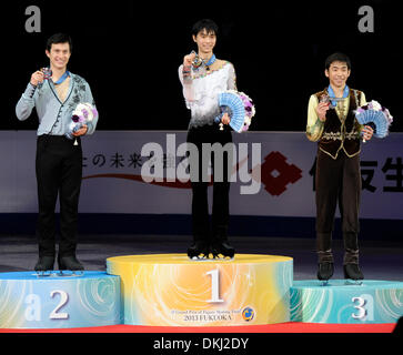 Tokyo, Giappone. 6 dicembre, 2013. Patrick Chan del Canada, Yuzuru Hanyu del Giappone e Nobunari Oda del Giappone (L a R) sorriso per una fotografia durante la cerimonia di premiazione presso il ISU Grand Prix di Pattinaggio di Figura finale a Fukuoka, Giappone, 6 dicembre 2013. Yuzuru Hanyu del Giappone ha vinto la medaglia d'oro, Patrick Chan del Canada e Nobunari Oda del Giappone si stabilirono per il secondo posto e il terzo separatamente. Credito: Stringer/Xinhua/Alamy Live News Foto Stock