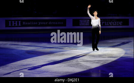 Tokyo, Giappone. 6 dicembre, 2013. Yuzuru Hanyu del Giappone onde per il pubblico come lui entra la pista da pattinaggio su ghiaccio per la cerimonia di premiazione presso il ISU Grand Prix di Pattinaggio di Figura finale a Fukuoka, Giappone, 6 dicembre 2013. Yuzuru Hanyu del Giappone ha vinto la medaglia d'oro, Patrick Chan del Canada e Nobunari Oda del Giappone si stabilirono per il secondo posto e il terzo separatamente. Credito: Stringer/Xinhua/Alamy Live News Foto Stock