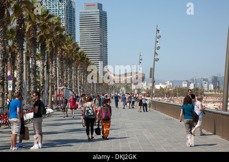 In Spagna, in Catalogna, Barcellona, Barceloneta, Playa de Sant Sebastia, gente camminare lungo la passeggiata. Foto Stock