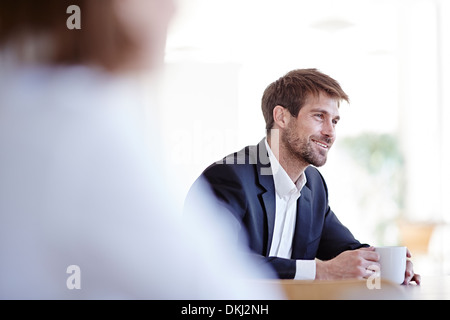 Imprenditore bere tazza di caffè nella caffetteria Foto Stock
