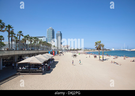 In Spagna, in Catalogna, Barcellona, Barceloneta, Playa de Sant Sebastia, vista lungo la spiaggia verso Port Olimpic. Foto Stock