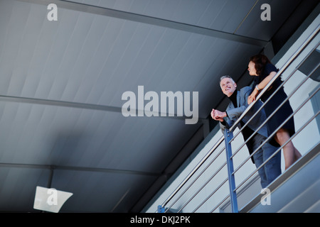 La gente di affari parlando a ringhiera di protezione Foto Stock