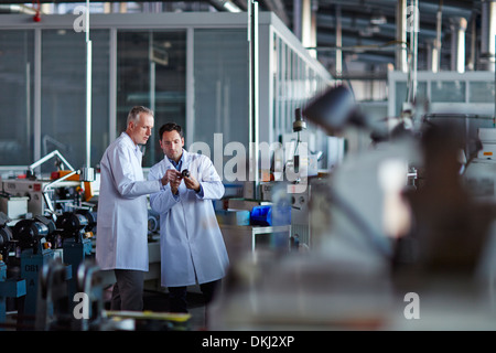 Gli scienziati che lavorano in laboratorio Foto Stock