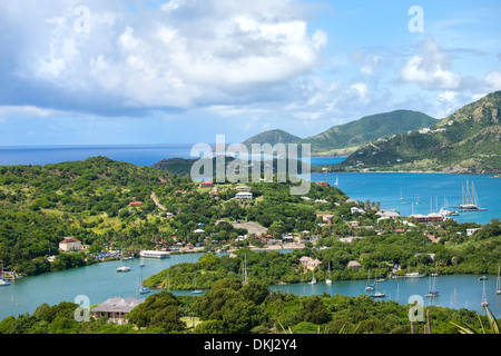 Una vista da Shirley Heights di English Harbour e la costa dell'isola di Antigua nei Caraibi. Foto Stock