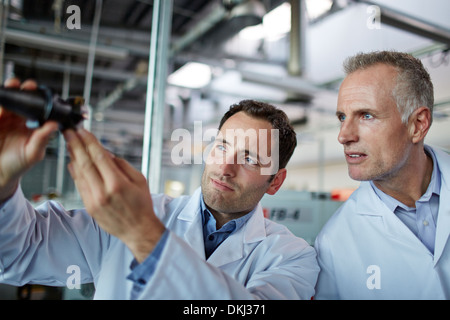 Gli scienziati che lavorano in laboratorio Foto Stock