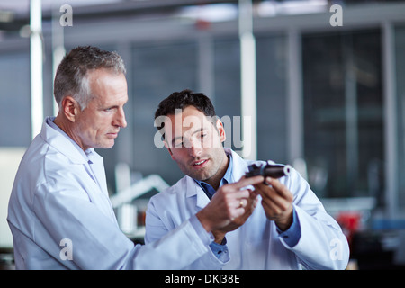 Gli scienziati che lavorano in laboratorio Foto Stock