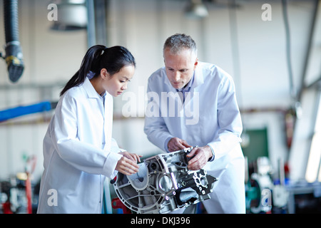 Gli scienziati che lavorano in laboratorio Foto Stock