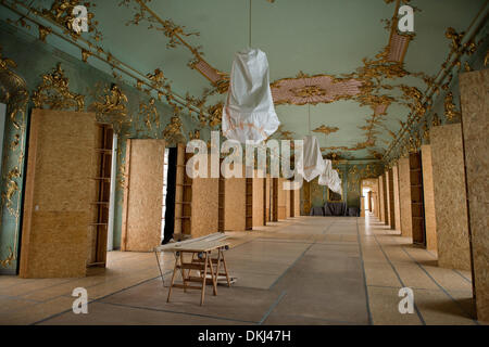 Berlino, Germania. 05 Dic, 2013. Consente di visualizzare in una sala nel Palazzo di Charlottenburg di Berlino, Germania, 05 dicembre 2013. 60 anni dopo la sua ricostruzione, il Palazzo di Charlottenburg è in costruzione ancora - il palazzo è urgente bisogno di rinnovamento. Foto: Bernd von Jutrczenka/dpa/Alamy Live News Foto Stock