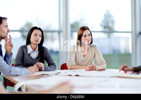 La gente di affari di parlare in riunione Foto Stock