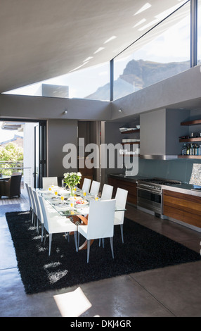 Tavolo e sedie, in una moderna sala da pranzo Foto Stock