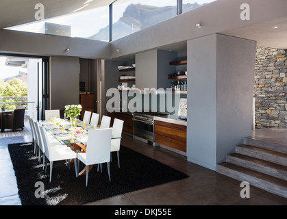 Tavolo e sedie, in una moderna sala da pranzo Foto Stock