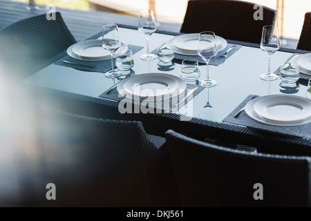 Impostare il tavolo nella sala da pranzo moderna Foto Stock