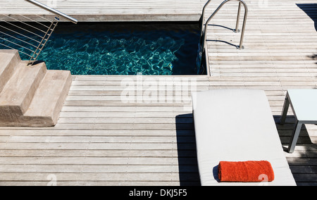 La piscina e il ponte di legno di casa moderna Foto Stock