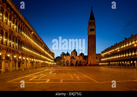 Una tranquilla piazza San Marco appena prima dell'alba a Venezia Veneto Italia Foto Stock