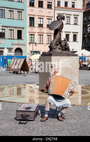 Busker in Piazza della Città Vecchia con la fontana di Mermaid, Varsavia Foto Stock